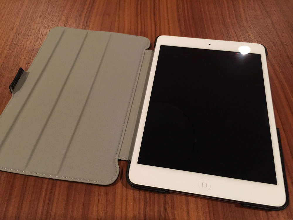 オウルテック「iPad mini用 スタイリッシュ＆スリムフラップケース」iPad miniを固定したところ