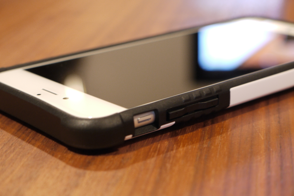 「URBAN ARMOR GEAR Case for iPhone 6 Plus」（UAG-IPH6PLS-WHT）の横