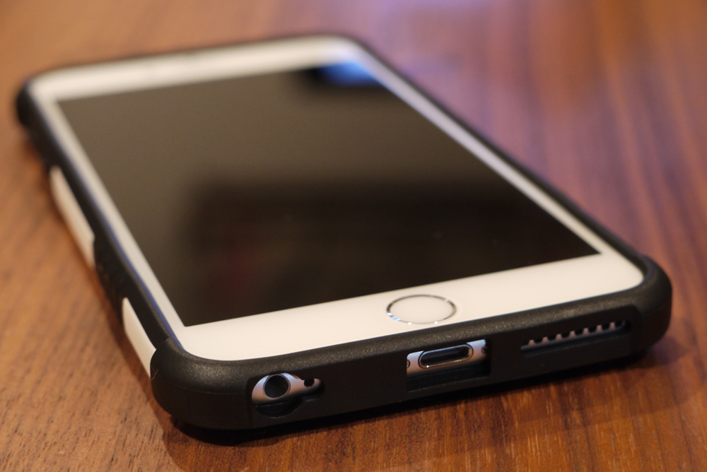 「URBAN ARMOR GEAR Case for iPhone 6 Plus」（UAG-IPH6PLS-WHT）の底