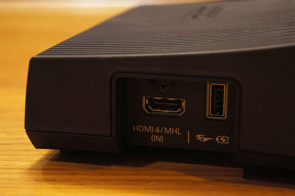 EPSON「WirelessHDトランスミッター」側面のHDMI端子