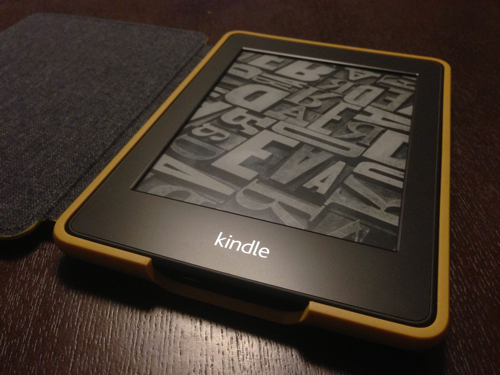 Amazon「Kindle Paperwhite用レザーカバー」Kindle Paperwhite本体を入れたところ