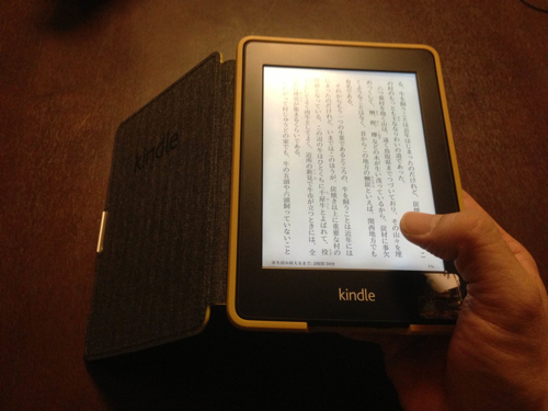 Amazon「Kindle Paperwhite用レザーカバー」を右手で持つ