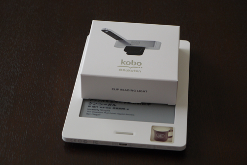 楽天 kobo「kobo クリップ型リーディングライト」の箱とkobo touchの比較