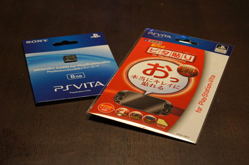 「メモリーカード 8GB (PCH-Z081J)」と「ピタ貼り for PlayStationVita (前面フルガードタイプ)」