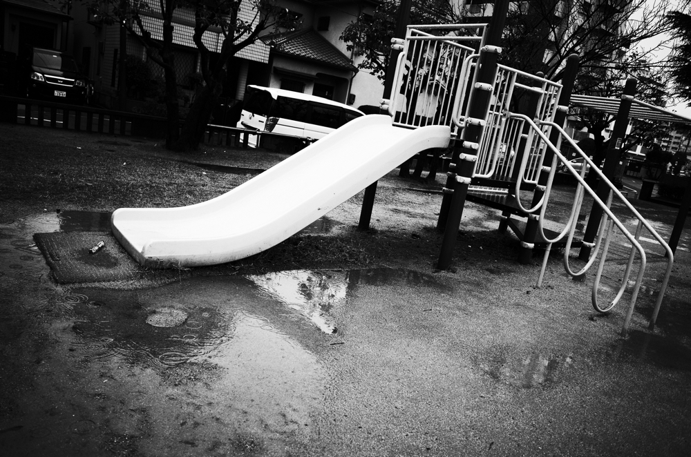 RICOH「GR」で撮った「公園のすべり台」の写真を「ハイコントラスト白黒」でエフェクト加工